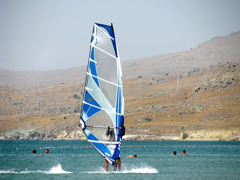 Gökçeada ve Bozcaada'da Rüzgarla Dans: Sörf ve Uçurtma Sörfü