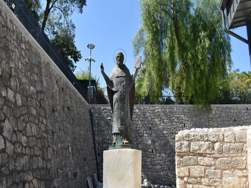 Aziz Nikolaos Heykeli